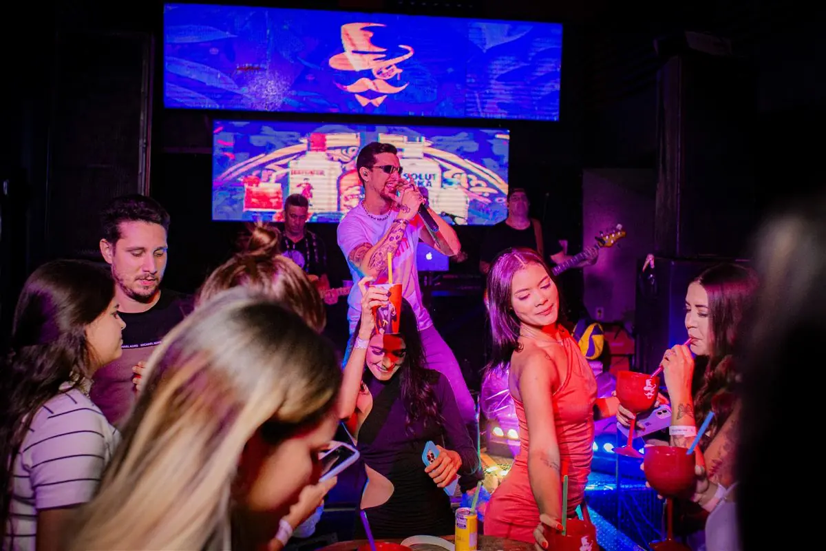 Público animado em volta do palco durante show em casa noturna
