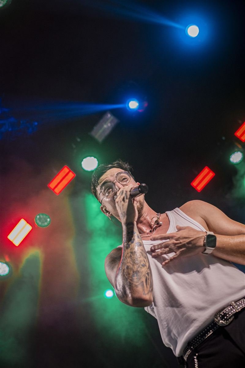 Matheus Rhauny cantando ao vivo sob a luz dos refletores