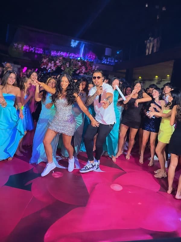Debutante dançando com Matheus Rhauny na pista durante a festa de 15 anos