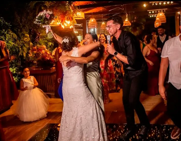 Noiva comemorando na pista durante show de casamento
