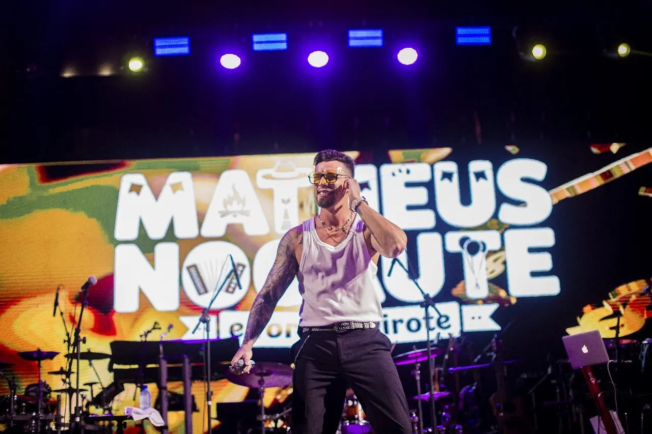 Show no palco principal, com telão exibindo o nome Matheus Nocaute